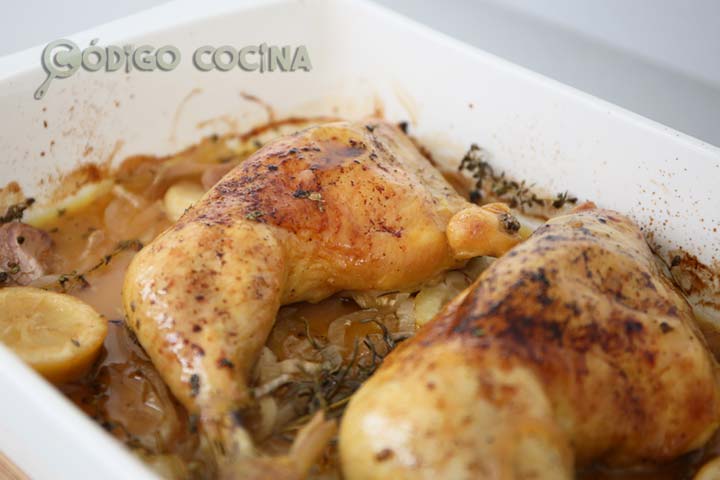 Pollo asado con limón acompañado de hierbas aromáticas