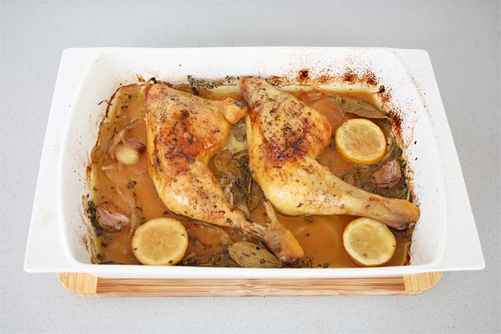 Pollo al horno con limón y hierbas aromáticas