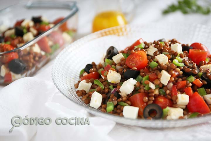 Ensalada de lentejas a la vinagreta en un plato de cristal