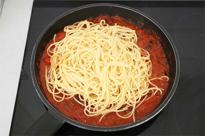 Añadir los espaguetis cocidos