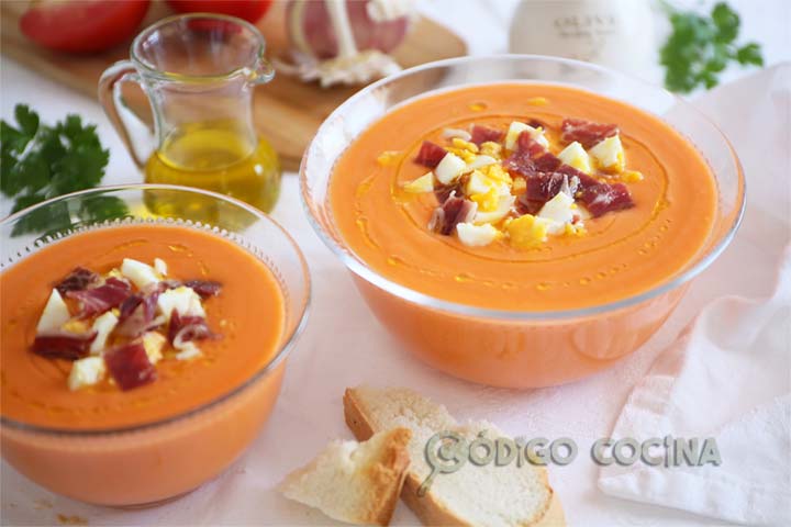 Salmorejo cordobés acompañado de huevo duro y jamón picados