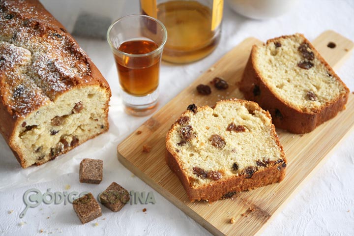 Bizcocho de ron con pasas, receta fácil y casera