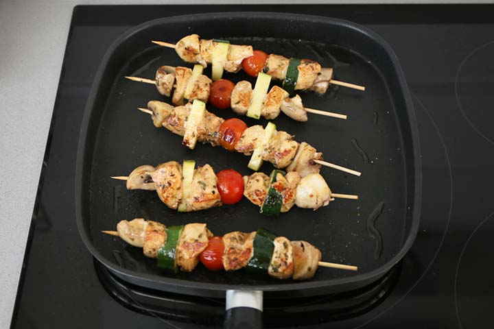 Cocinar las brochetas a la plancha