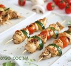 Brochetas de pollo y verduras