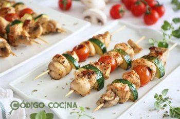 Brochetas de pollo y verduras