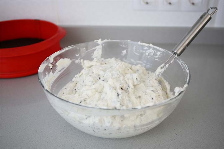 Mezclar las galletas con la crema