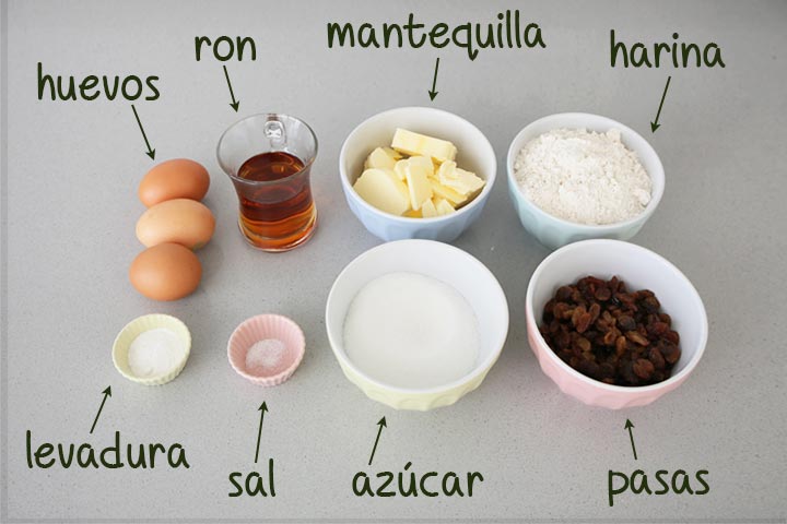 Ingredientes para hacer el bizcocho de ron con pasas colocados en recipientes