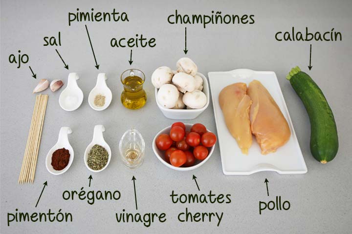 Ingredientes para hacer brochetas de pollo y verduras