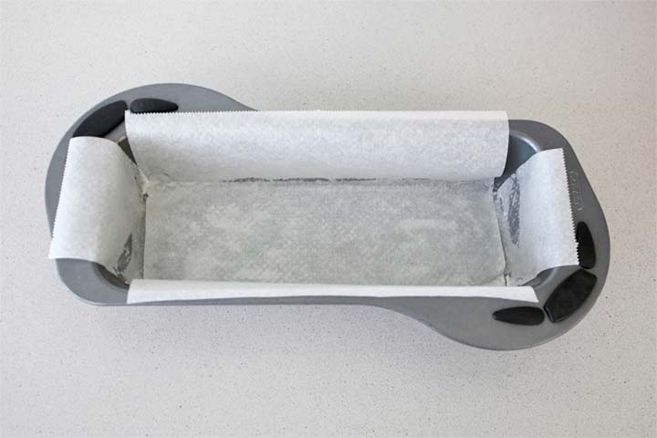 Molde de bizcocho alargado cubierto con papel de horno