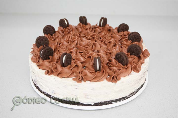 Tarta de Oreo fría decorada con ganache de chocolate