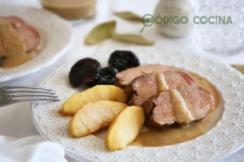 Solomillo de cerdo al horno con manzanas y ciruelas