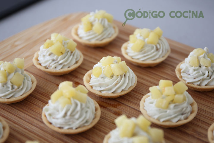 Tartaletas de queso azul con nueces y unos dados de manzana 