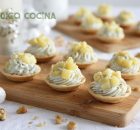 Tartaletas de roquefort con nueces y manzanas