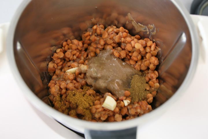 Colocar los ingredientes del hummus en la batidora y triturar