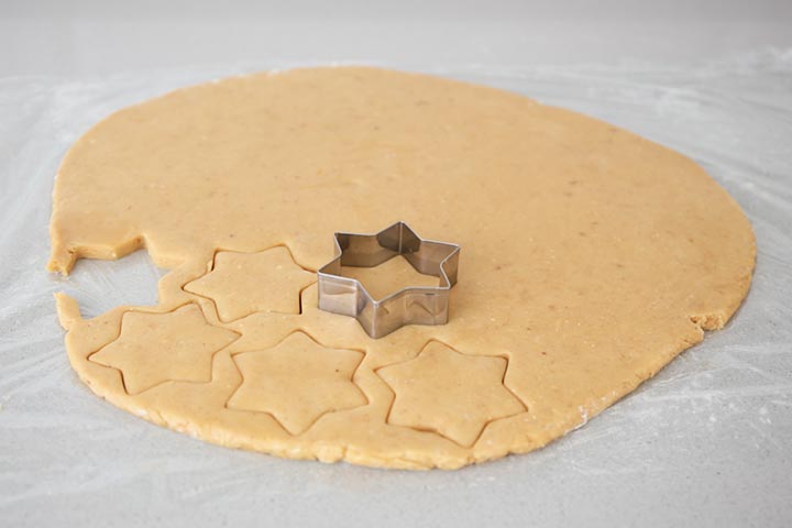 Masa de galletas cortada con un cortador