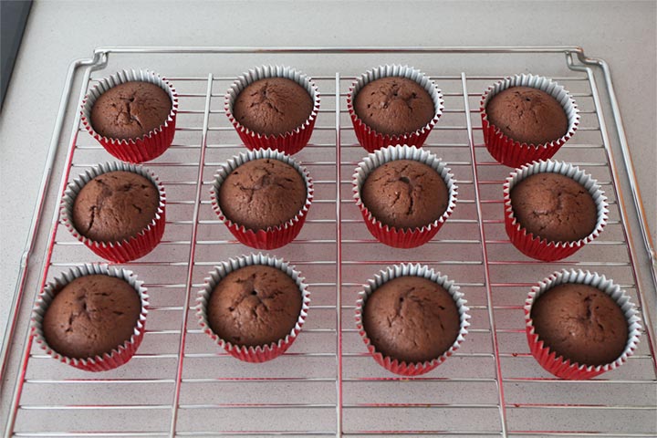 Hornear la base de los cupcakes de chocolate