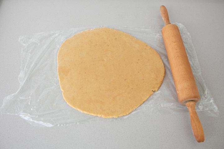 Masa de galletas estirada con un rodillo