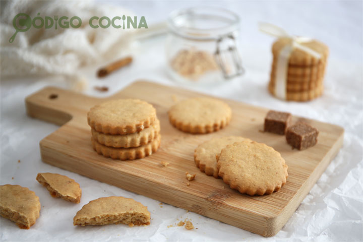 Galletas de turrón blando sobre una tabla de madera