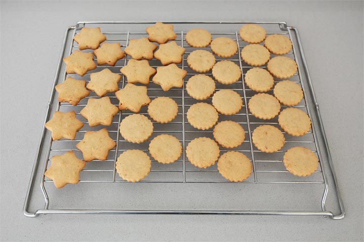 Galletas de turrón fáciles sobre una rejilla metálica