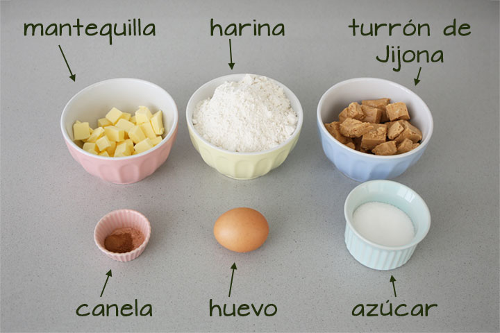 Ingredientes para hacer galletas de turrón colocados sobre una mesa