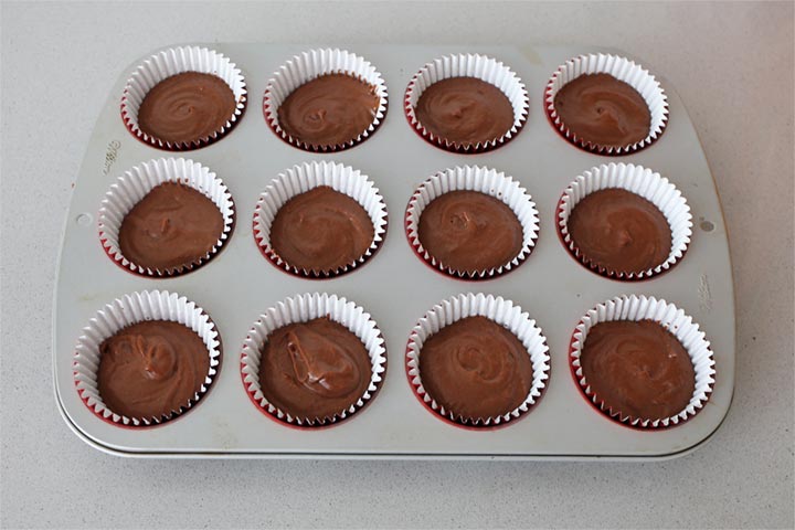 Rellenar los moldes de los cupcakes
