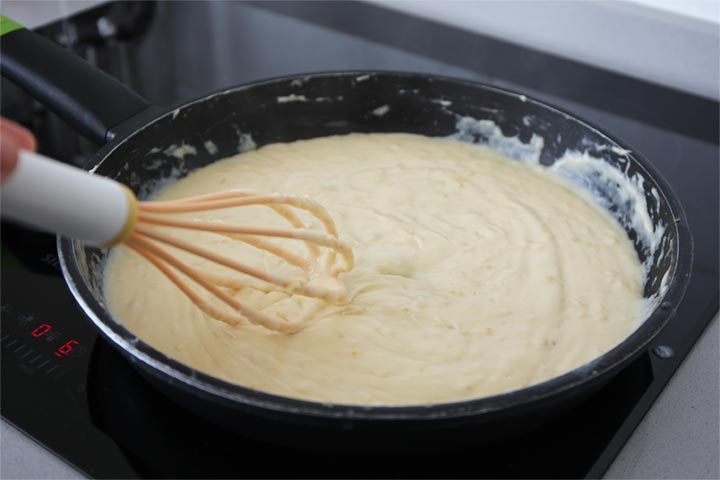 Bechamel con caldo de cocido removida con unas varillas