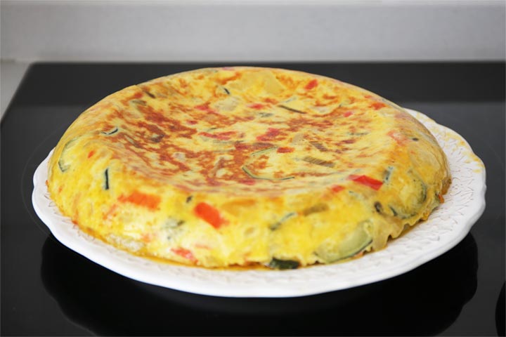 Dar la vuelta a tortilla de patata y verduras