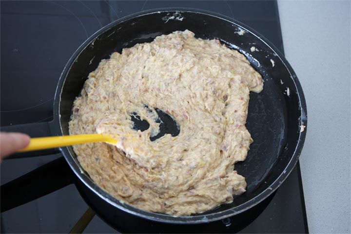 Mezclar bien la masa de croquetas de cocido