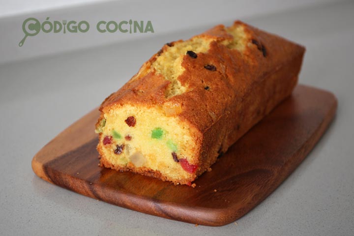 Plum cake de fruta glaseada de aspecto tierno