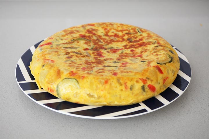 Tortilla de patata y verduras de aspecto jugoso