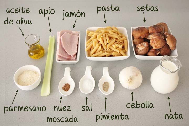 Ingredientes para hacer pasta de setas, nata y jamón sobre una mesa de cocina