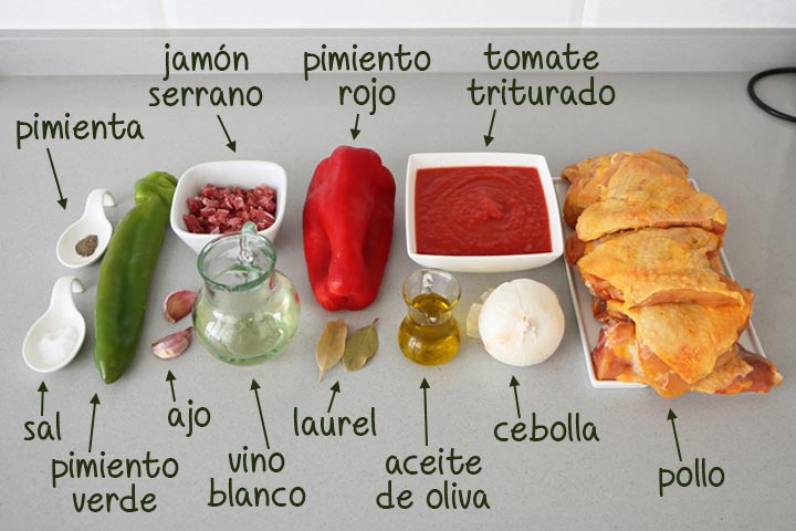 Ingredientes para hacer pollo al chilindrón listos para cocinarse