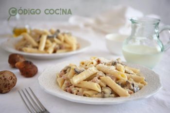 Pasta con setas, nata y jamón. Receta fácil y muy rica.