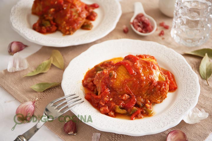 Pollo al chilindrón, guiso de pollo con salsa de tomate