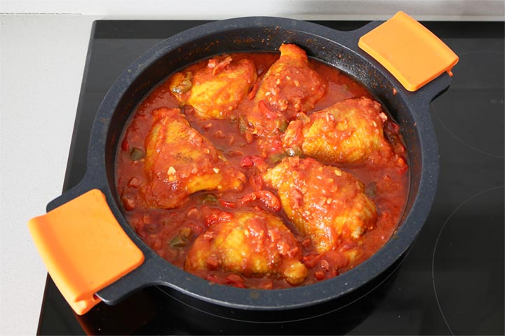 Pollo guisado con salsa de tomate
