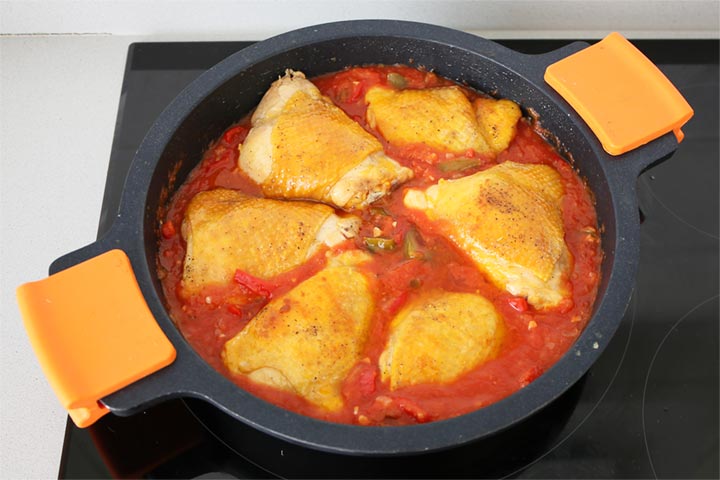 Incorporar los trozos de pollo a la salsa de tomate