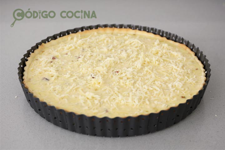 Distribuir el queso por la superficie de la quiche