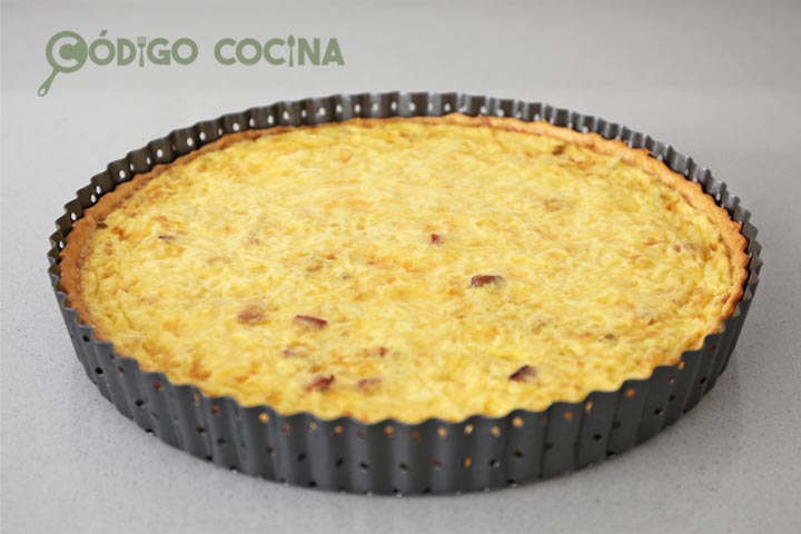 Quiche de puerro, bacon y queso recién horneada