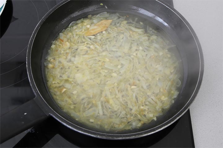 Incorporar vino blanco al sofrito