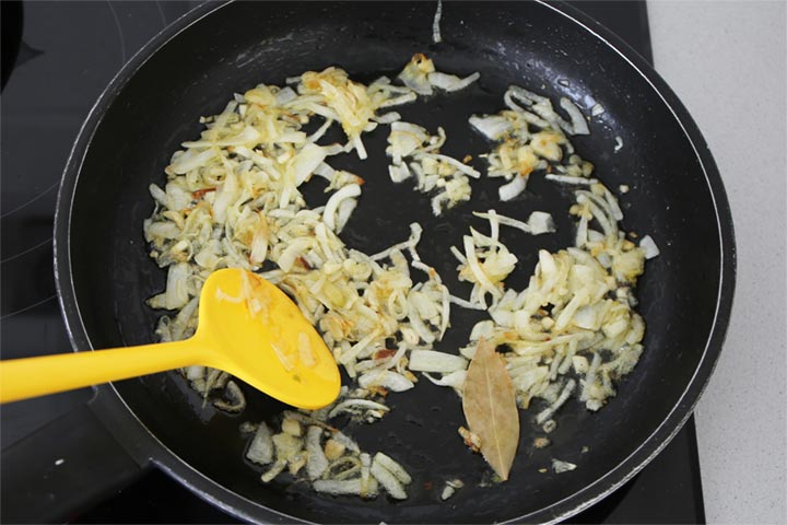 Sofrito de ajo, cebolla y laurel
