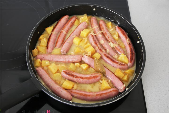 Guiso de salchichas al vino con patatas