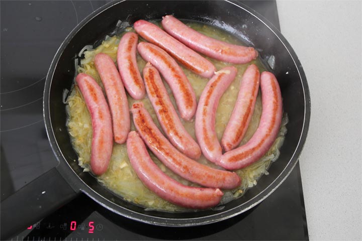 Incorporar las salchichas frescas