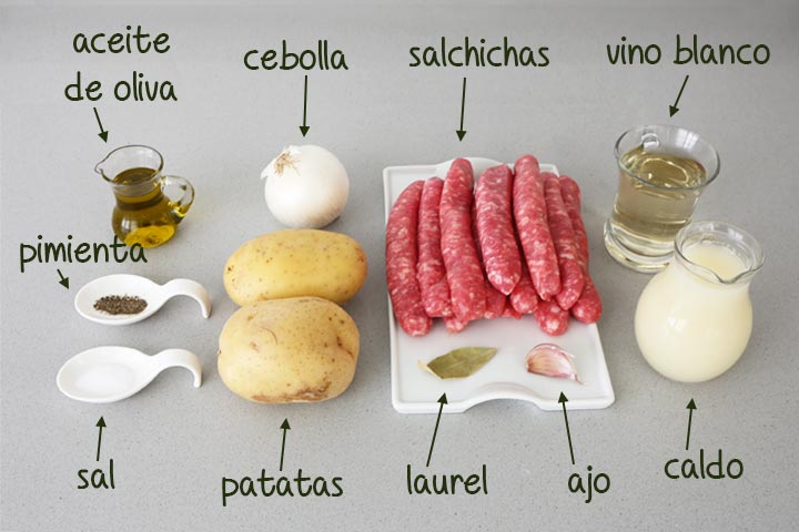 Ingredientes para hacer salchichas al vino con patatas