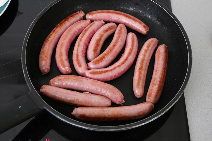 Salchichas frescas marcadas en la sartén