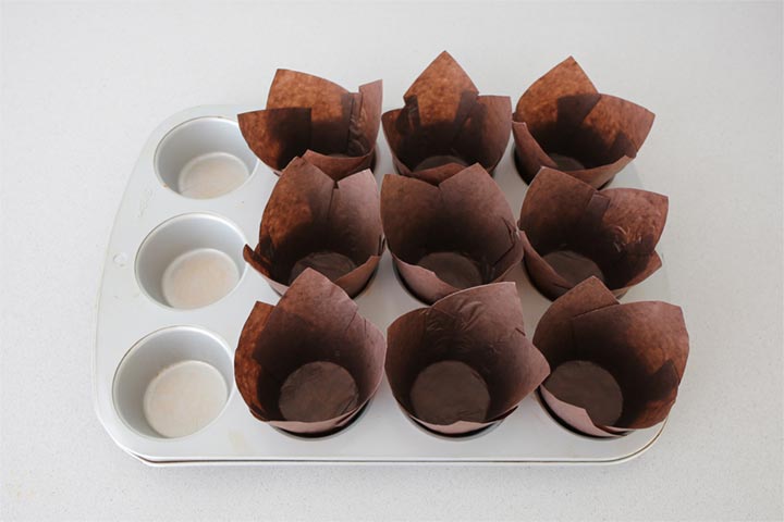 Moldes para muffins en una bandeja