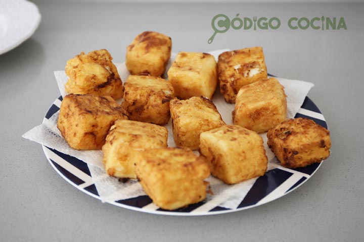 Porciones de leche frita sobre papel de cocina