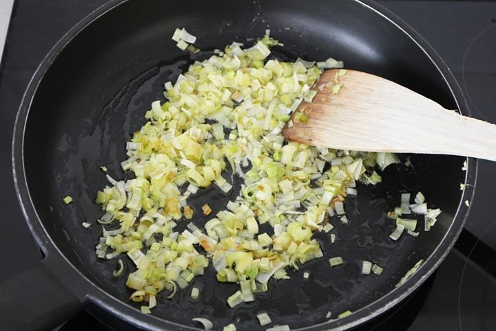 Pochar el puerro con un chorrito de aceite de oliva