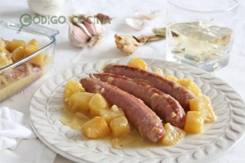 Salchichas al vino con patatas