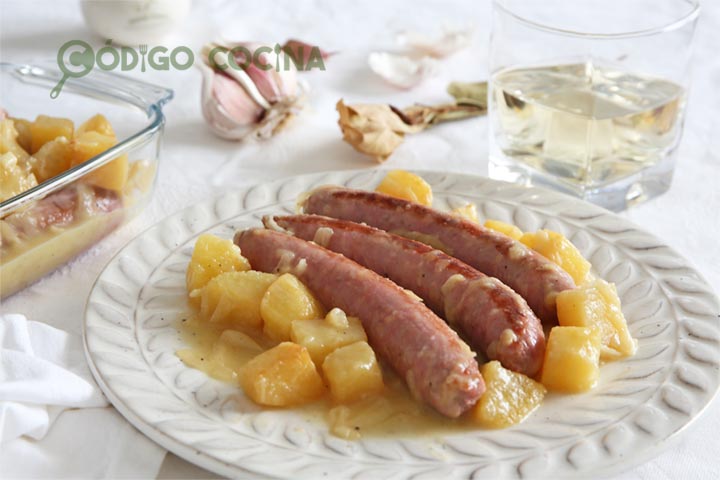 Salchichas al vino con patatas