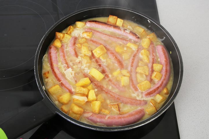 Guiso de salchichas al vino blanco con cebolla